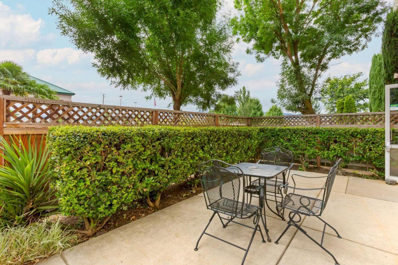 Comfort Inn Medford South Екстериор снимка